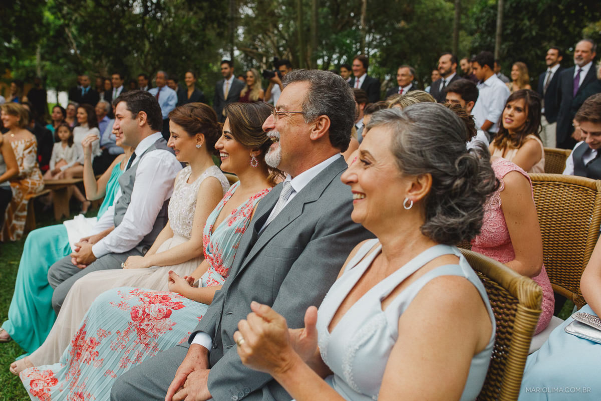 Convidados assistindo e aplaudindo os noivos em casamento na Fazenda Vassoural