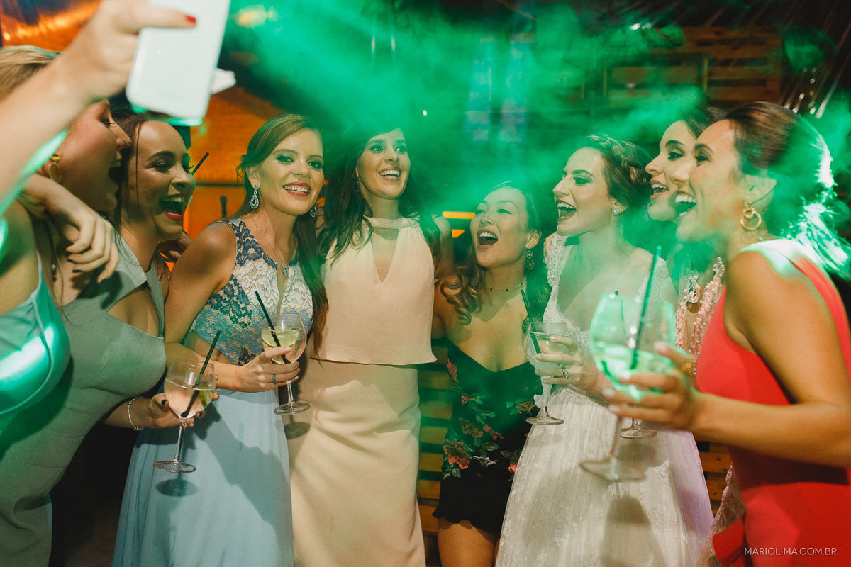 Noivas e madrinhas abraçadas comemorando casamento em Fazenda Vassoural