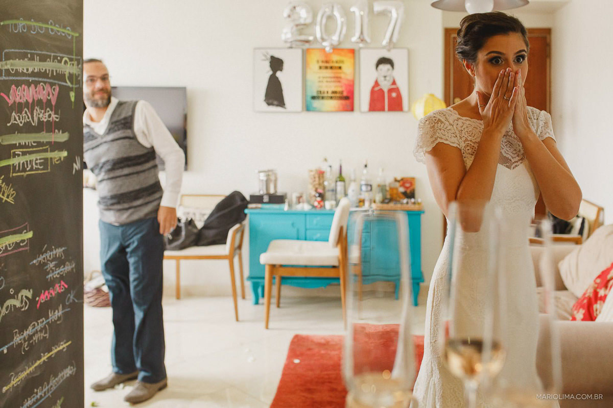 Fotografia de noiva emocionada ao se olhar no espelho
