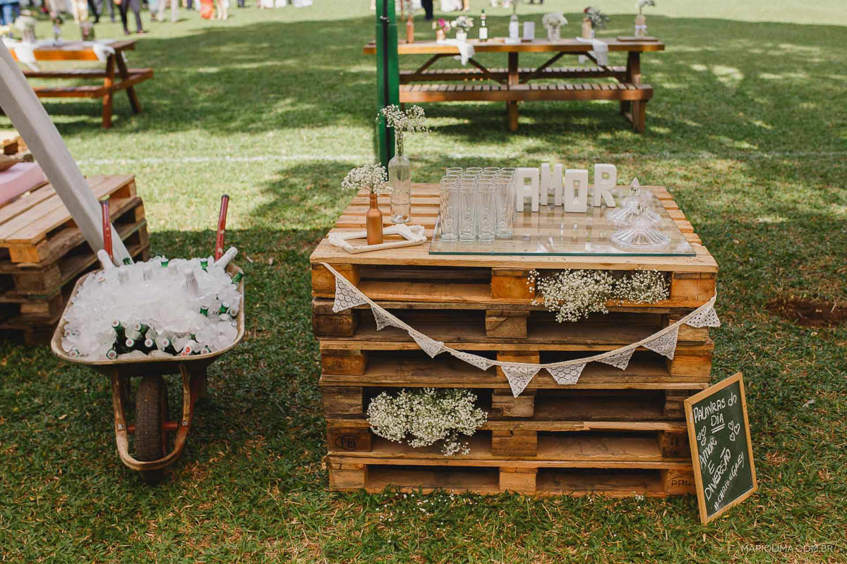Carrinho de mão e mesa decorada por Janes Decoração para cerimônia de casamento em SPAC São Paulo Athletic Club