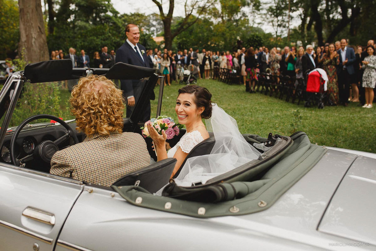 Noiva chegando de carro para cerimônia de casamento em SPAC São Paulo Athletic Club