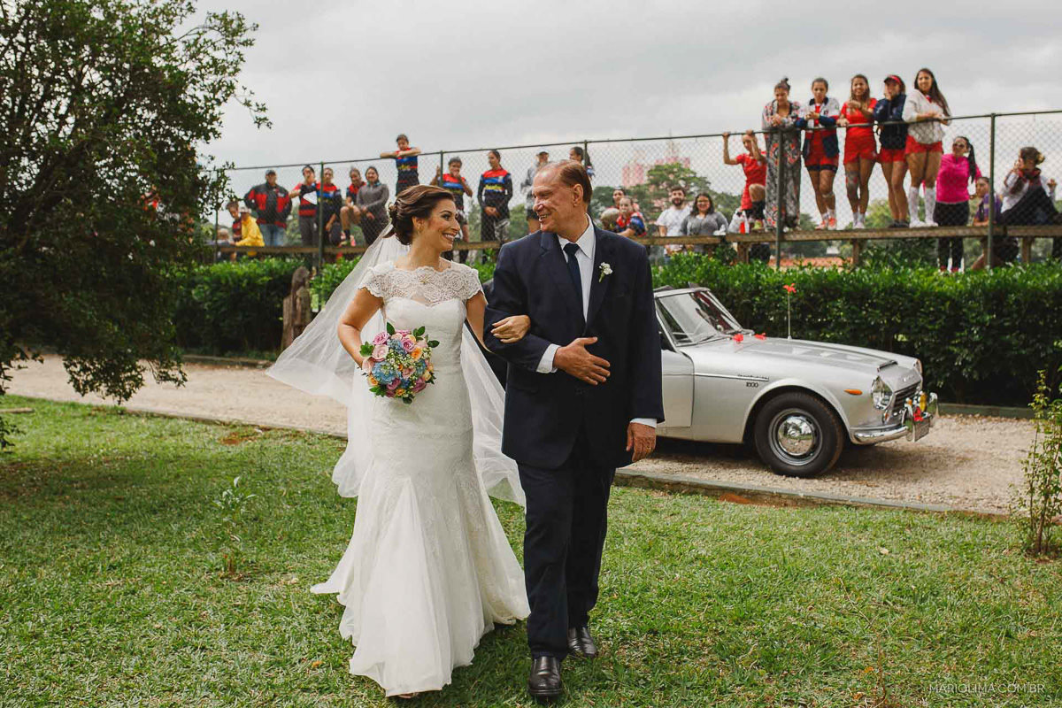 Noiva olhando para o pai na frente do carro em cerimônia de casamento no SPAC São Paulo Athletic Club