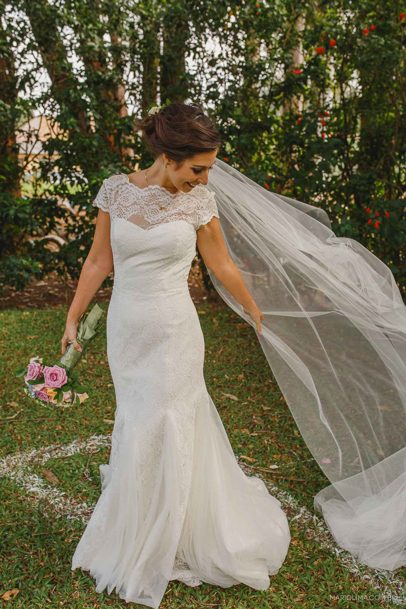 Noiva olhando para o vestido feito por Casamarela Noivas e Estilista Raimon Bundo