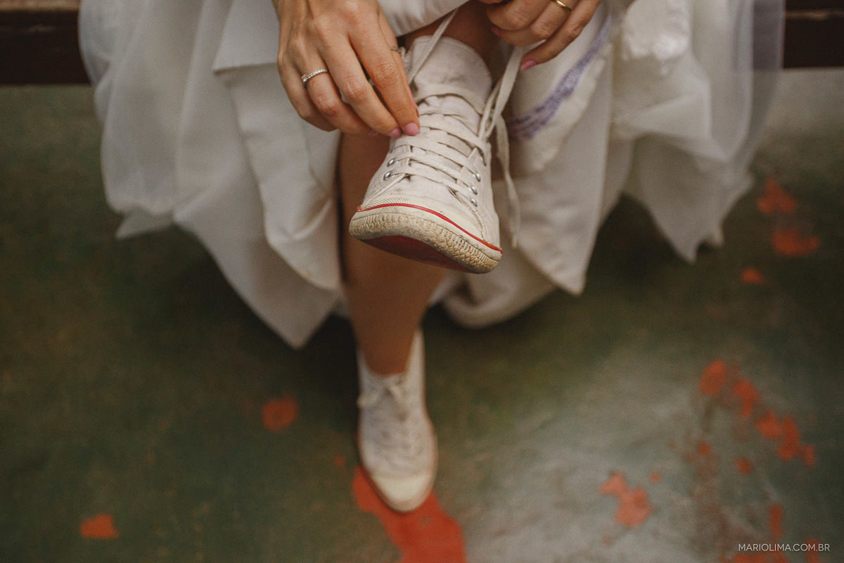 Noiva calçando o tênis em festa de casamento no SPAC São Paulo Athletic Club