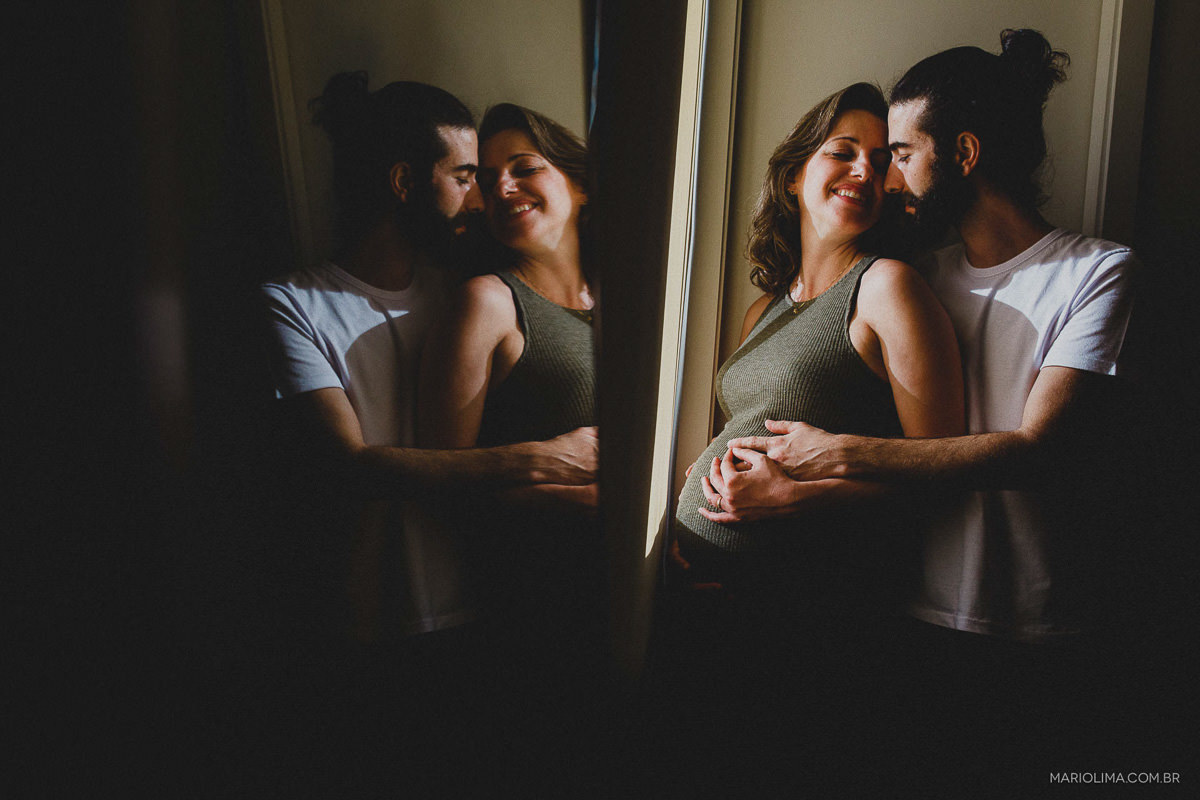 Retrato de pais emocionados em frente ao espelho