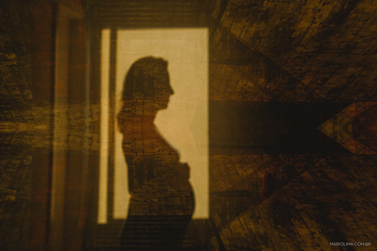 Fotografia de gravida na janela de casa