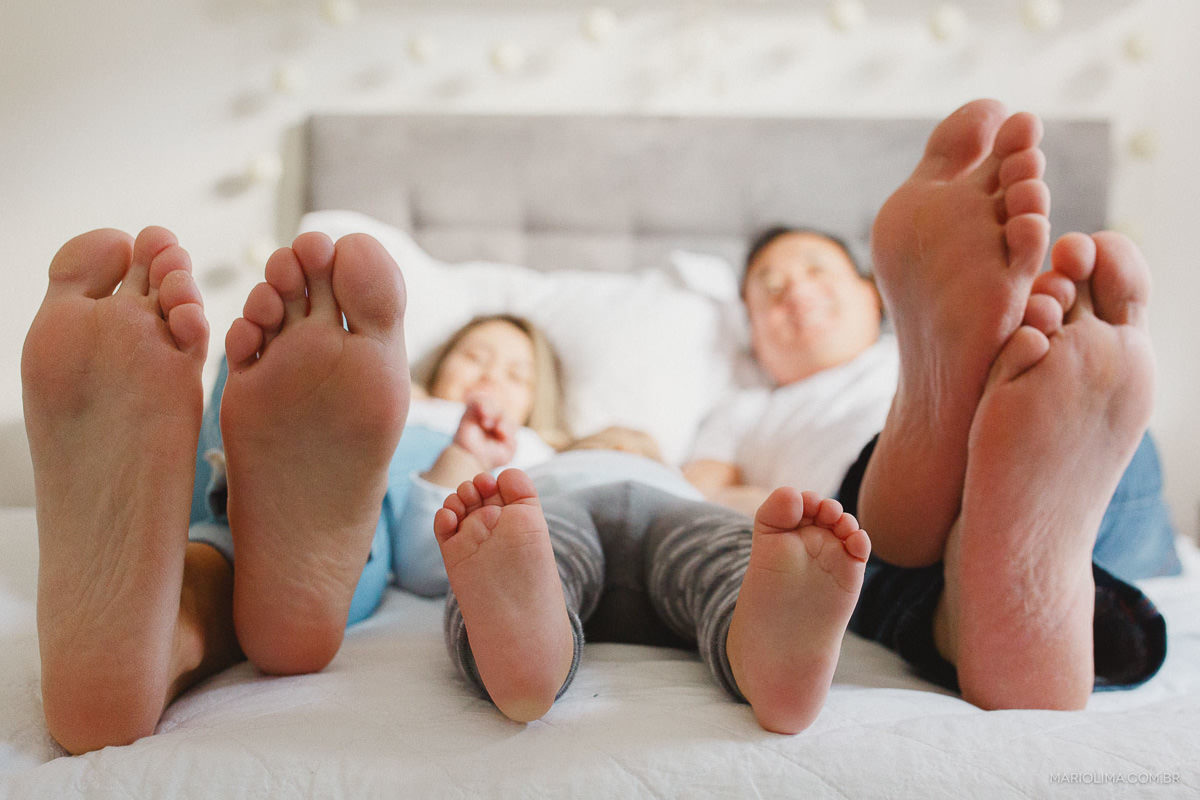Retrato dos pés de pais e filho