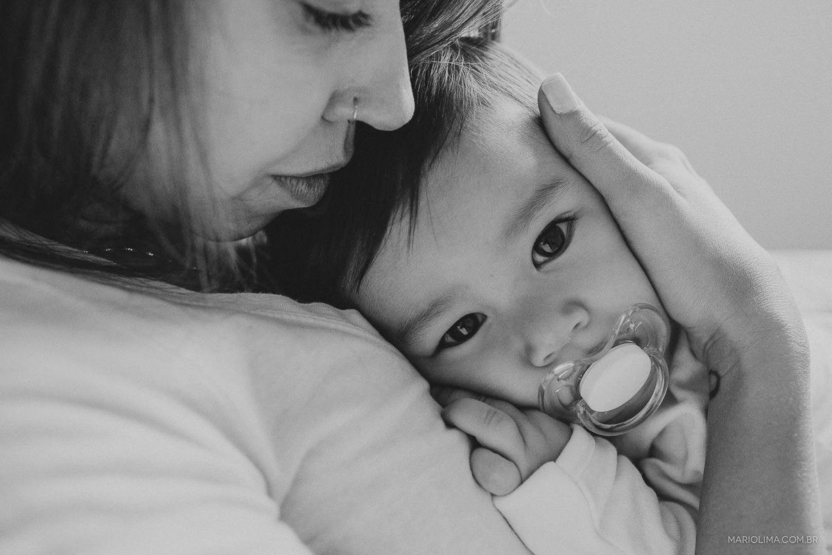 Fotografia de mãe segurando o bebê no colo