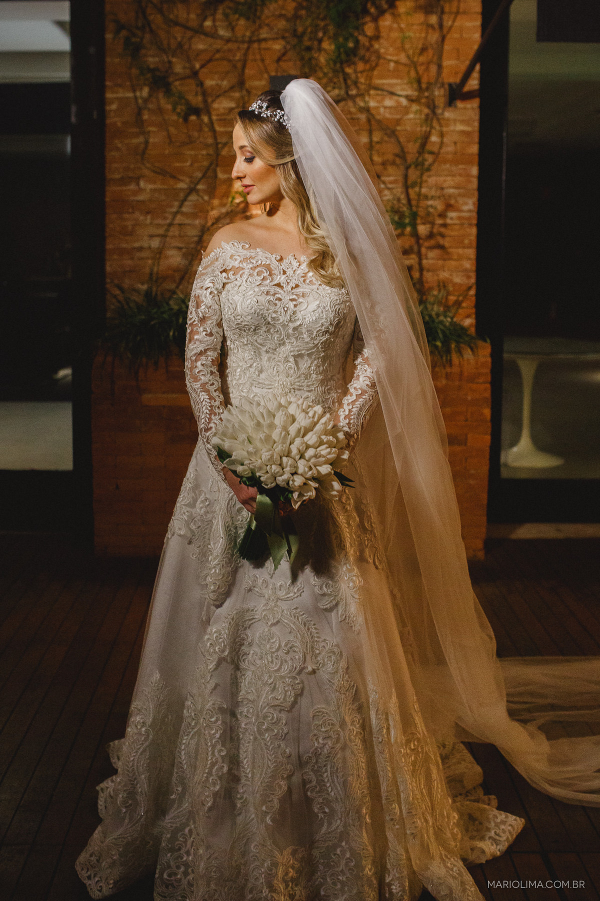 Fotografia de vestido da noiva feito por Lucas Anderi e Bouquet Rubens Decoracões na Casa Petra