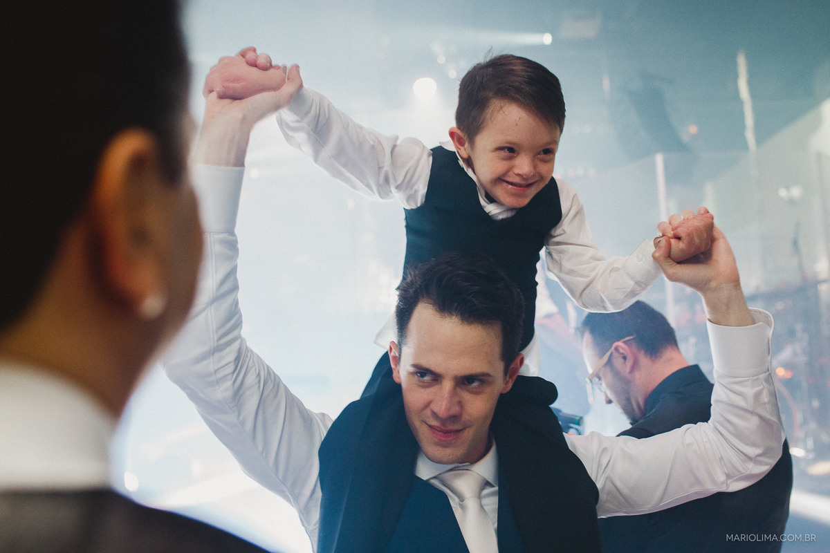 Noivo com pajem no colo em festa de casamento na Casa Petra