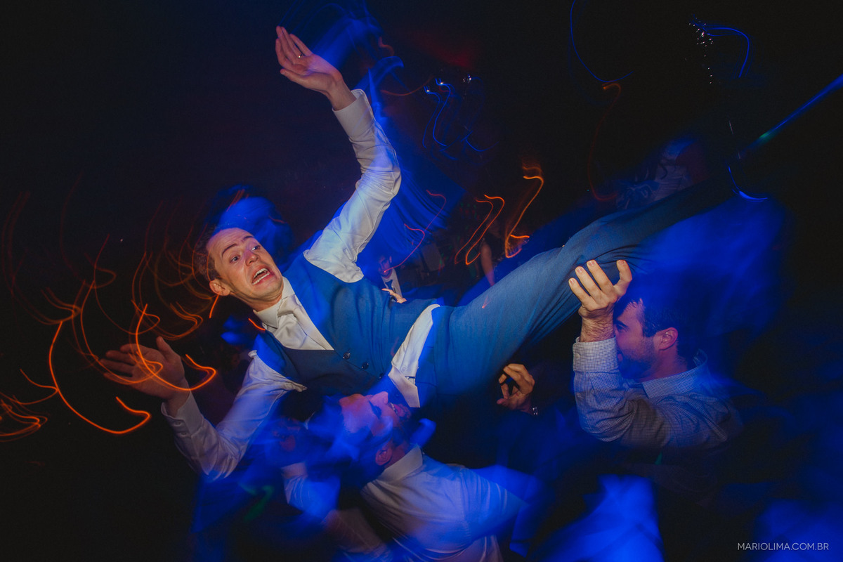 Noivo sendo carregado em festa de casamento na Casa Petra