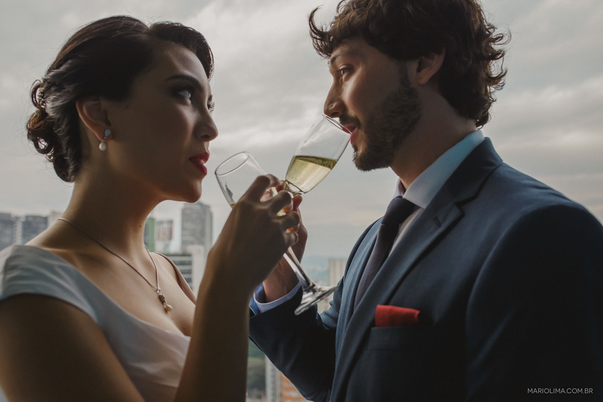 Noivos bebendo champagne em Casa Marakuthai