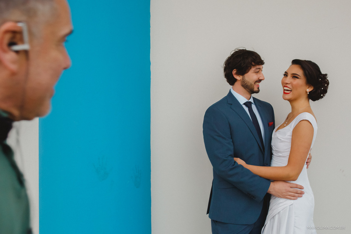 Noivos sorrindo em Casa Marakuthai