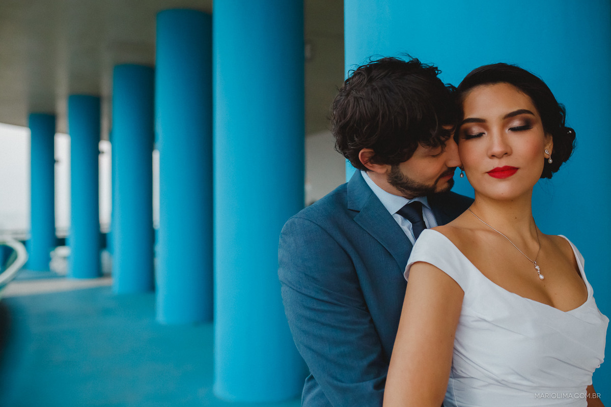 Noivo abraçando a noiva em Casa Marakuthai