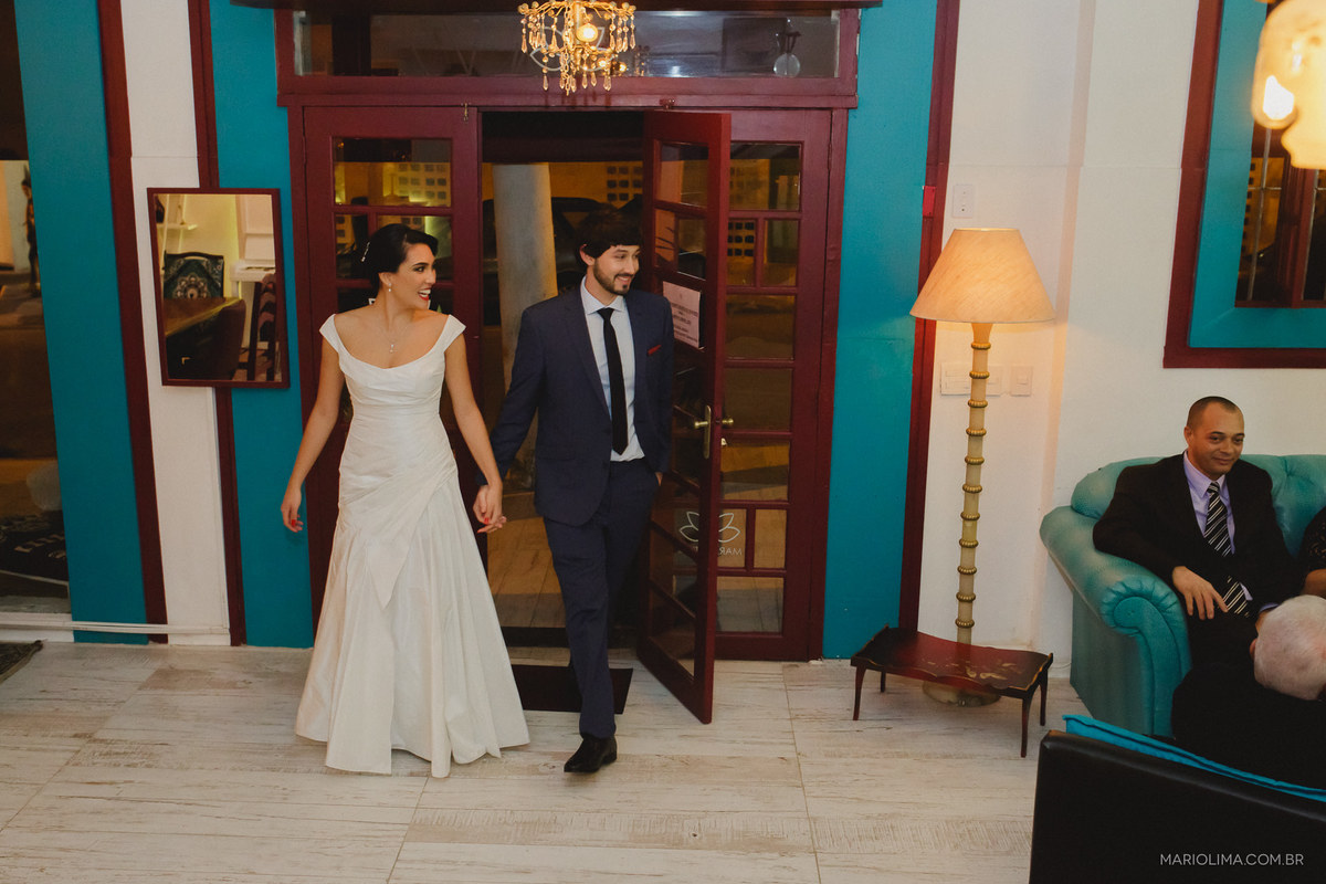 Noivos emocionados entrando na Casa Marakuthai