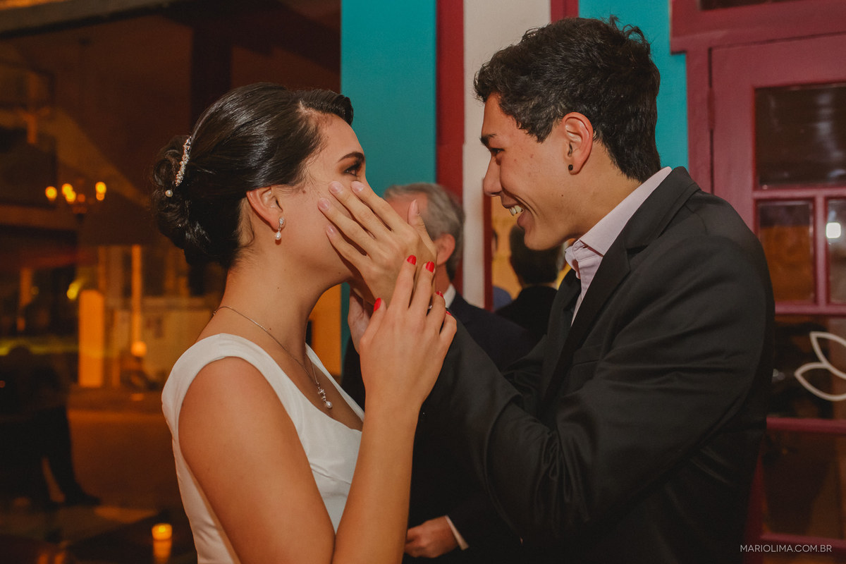 Convidado cumprimentando a noiva em Casa Marakuthai