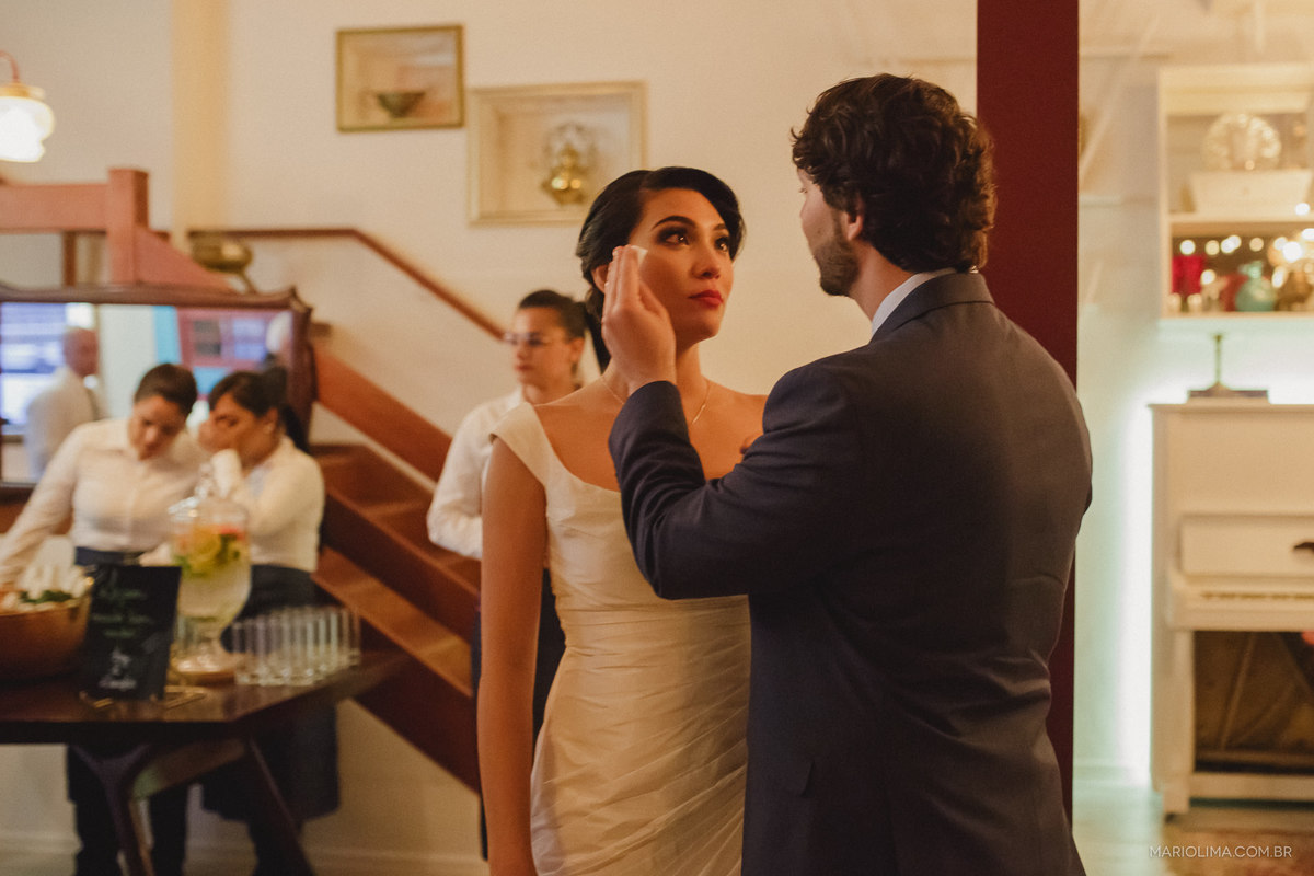 Noivo limpando o olho da noiva em Casa Marakuthai