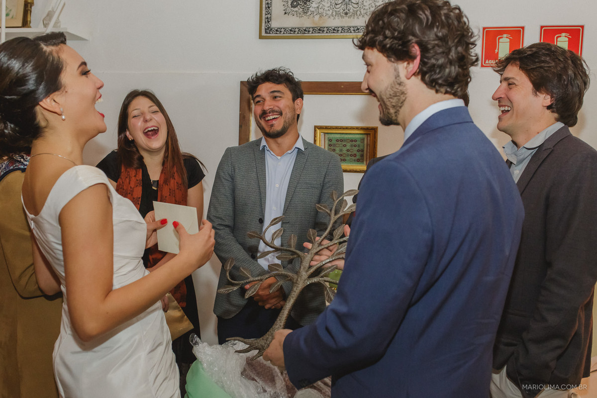 Noivos rindo com convidados em Casa Marakuthai