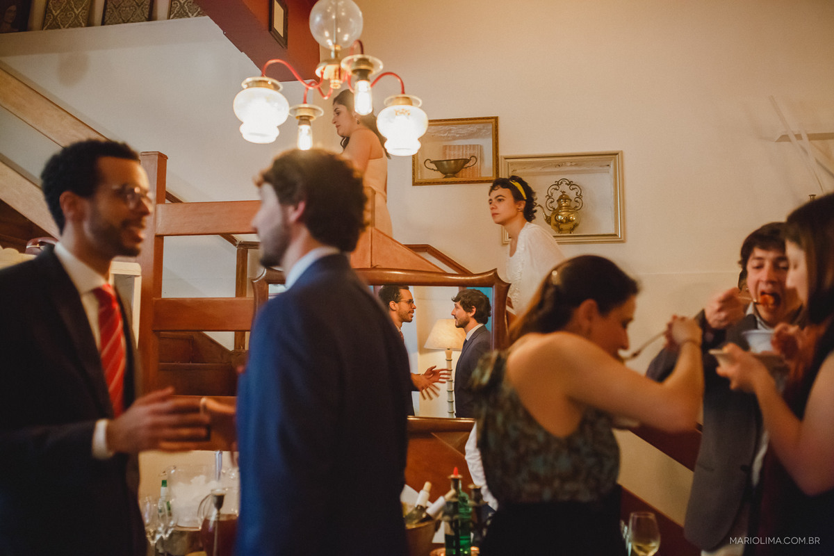 Noivo conversando com os convidados na Casa Marakuthai