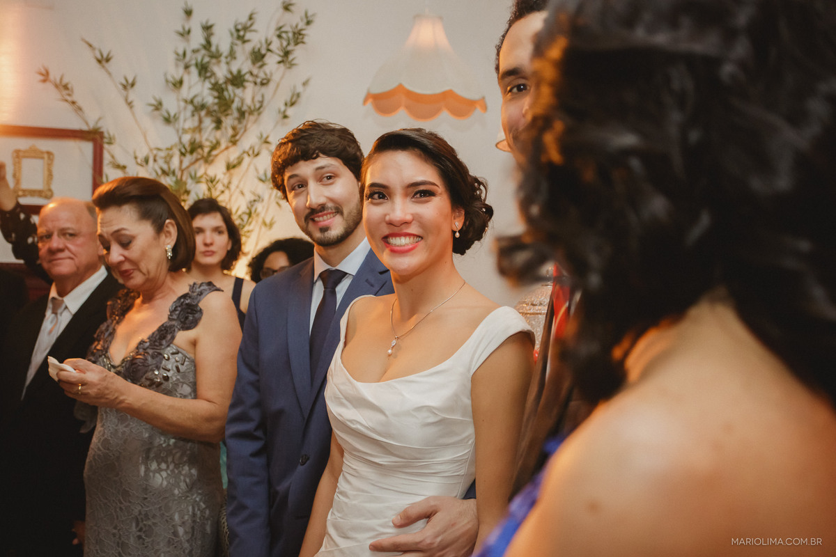 Noivos olhando para os padrinhos em Casa Marakuthai