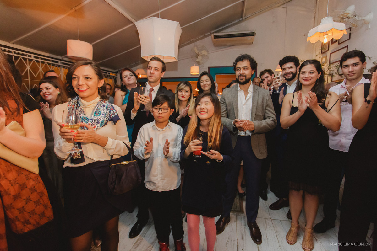 Convidados aplaudindo os noivos em Casa Marakuthai