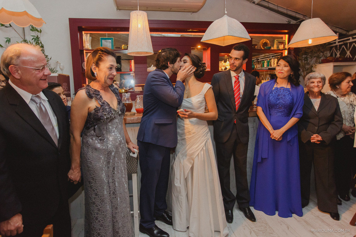 Convidados observando o beijo dos noivos na Casa Marakuthai