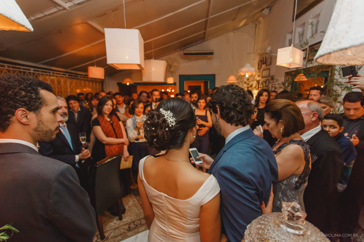 Noivos e convidados reunidos em cerimônia de casamento na Casa Marakuthai