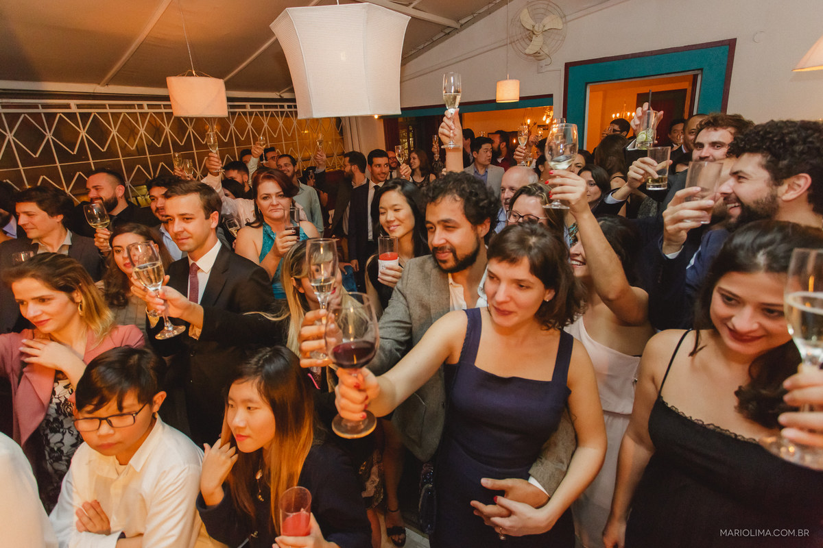 Convidados tomando champagne em Casa Marakuthai