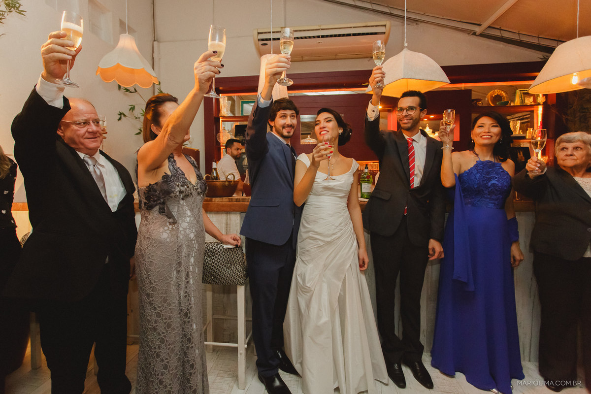 Brinde entre os noivos e padrinhos na Casa Marakuthai