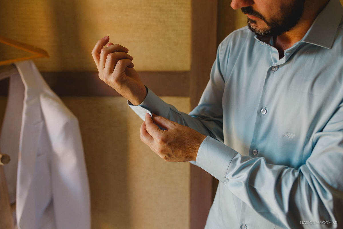 Making of do noivo abotoando a camisa
