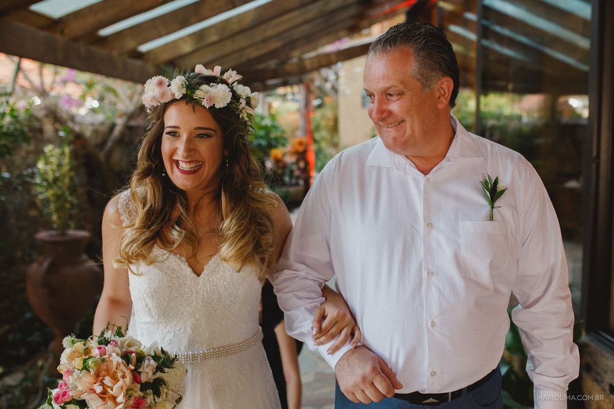 Noiva entrando com o pai em cerimônia de casamento em Ilha Bela na Vila Salga