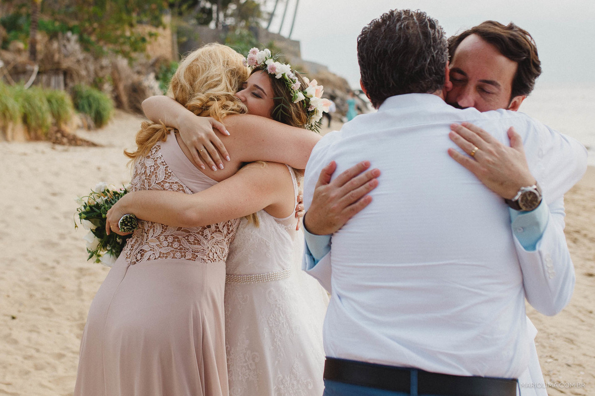 Cumprimento nos pais da noiva em cerimônia de casamento na praia de Ilha Bela na Vila Salga