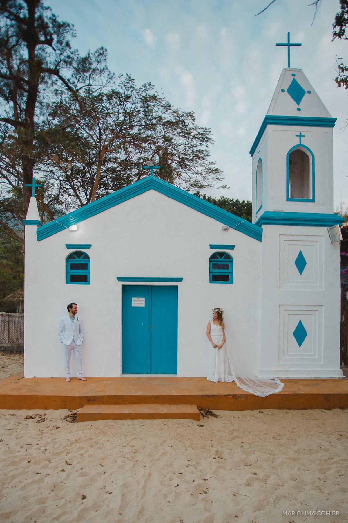 Noivos na frente da igreja em Ilha Bela na Vila Salga