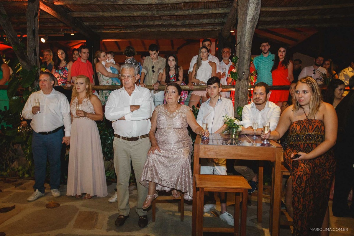 Padrinhos e convidados aguardando a entrada dos noivos em festa de casamento