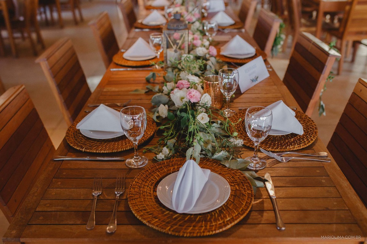 Mesa de jantar de casamento decorada por Dizendo Sim em Ilha Bela na Vila Salga