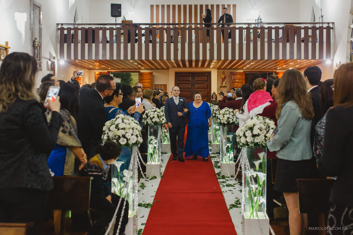 Noivo entrando na Paróquia São Bento com a mãe