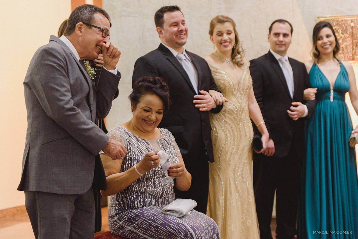 Pais da noiva e padrinhos sorrindo em cerimônia de casamento