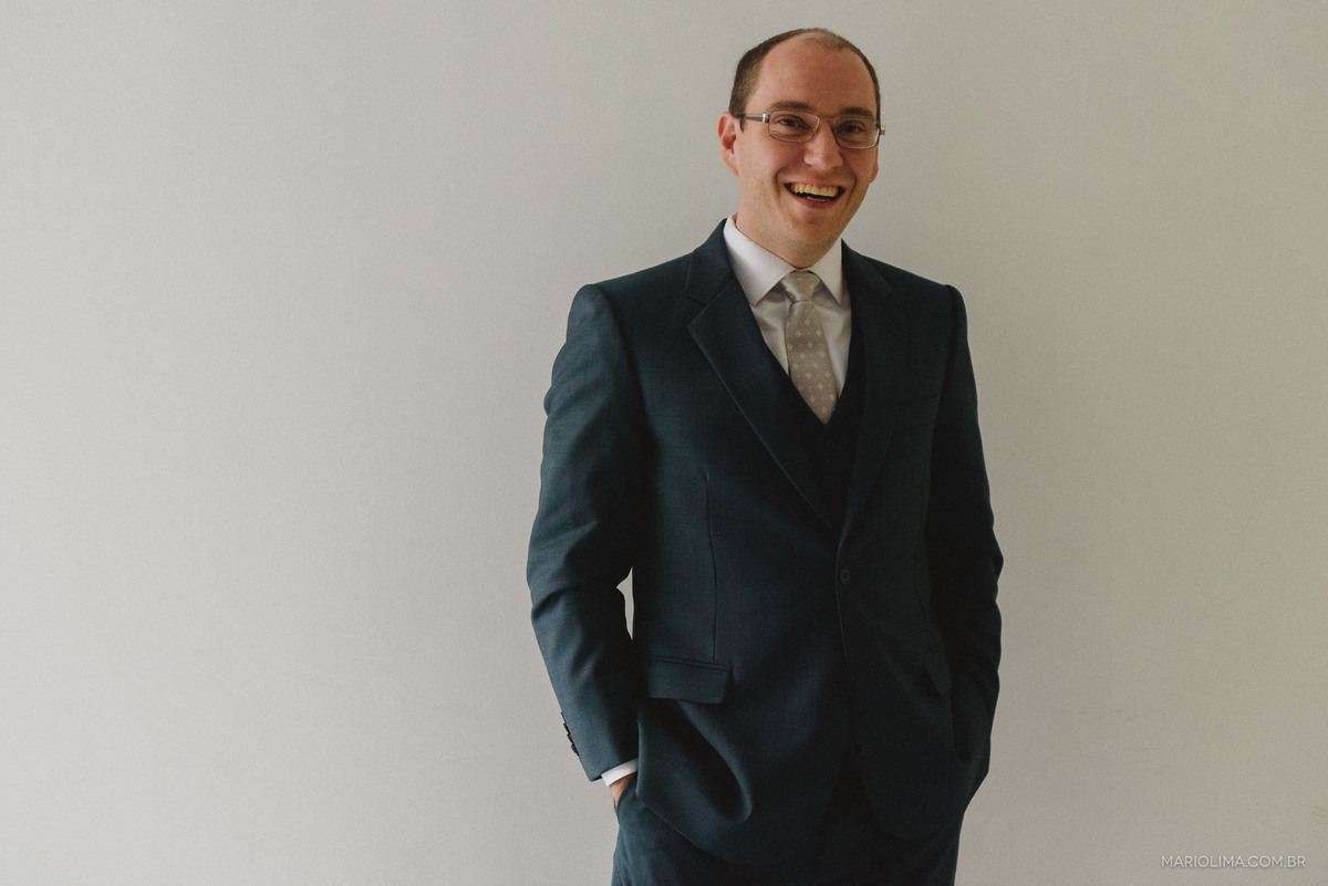 Making of do noivo sorrindo com a mão no bolso