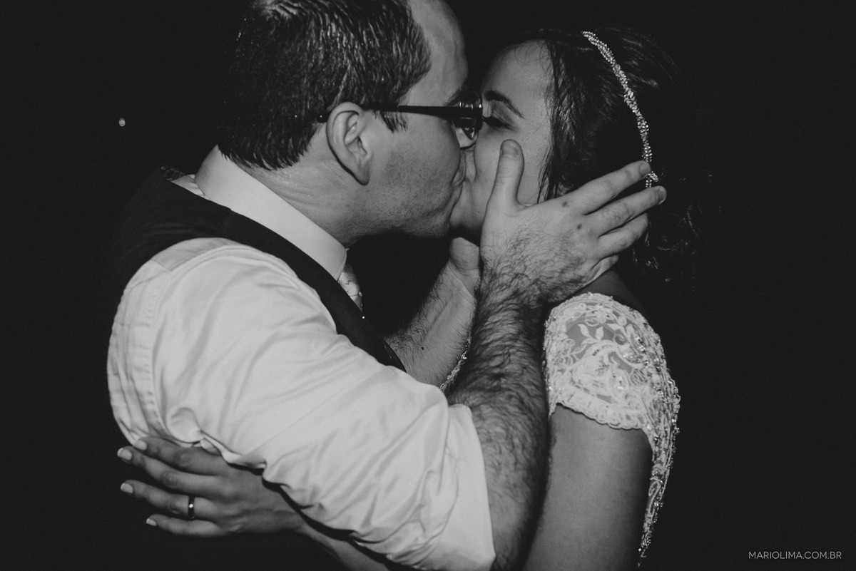 Noivos emocionados se beijando em Clube Primeiro de Maio