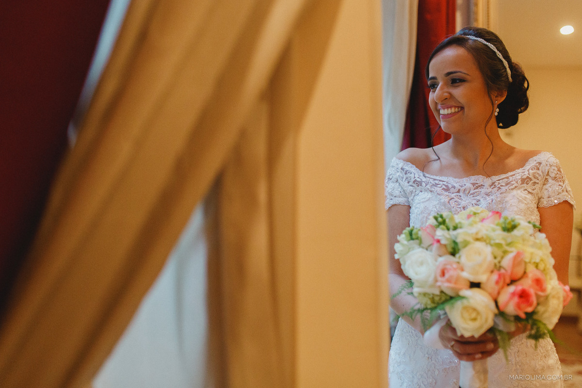 Fotografia de noiva segurando bouquet feito por Stylus Decoracao