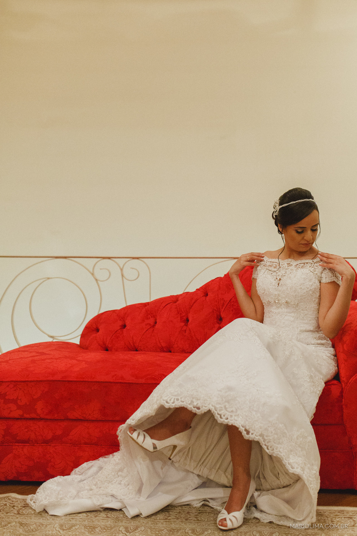 Making of de noiva sentada no sofá com vestido City Noivas