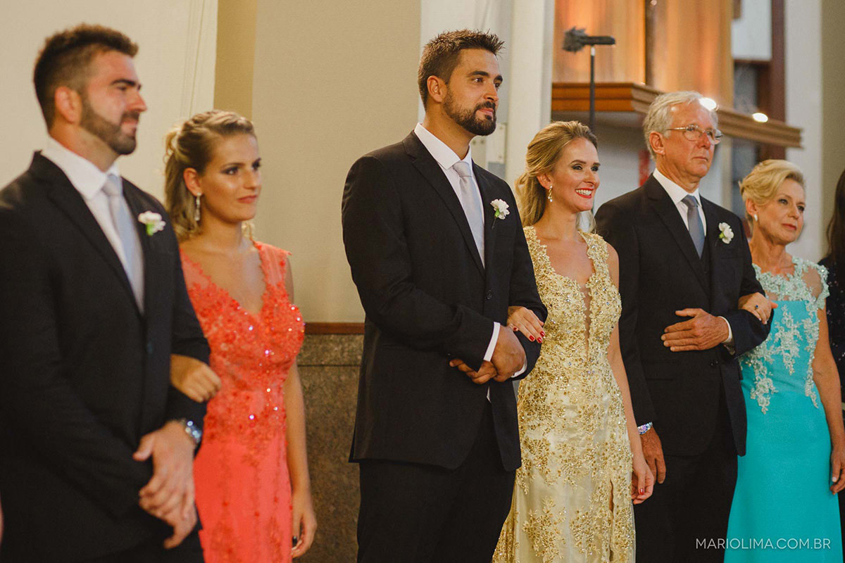 Fotografia de padrinhos assistindo a cerimônia de casamento