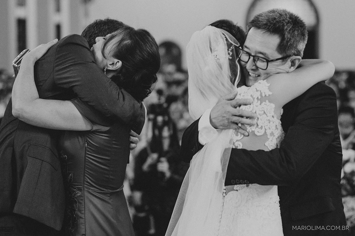 Noivos cumprimentando os pais em cerimônia religiosa na Paróquia Nossa Senhora de Fatima na Vila Leopoldina