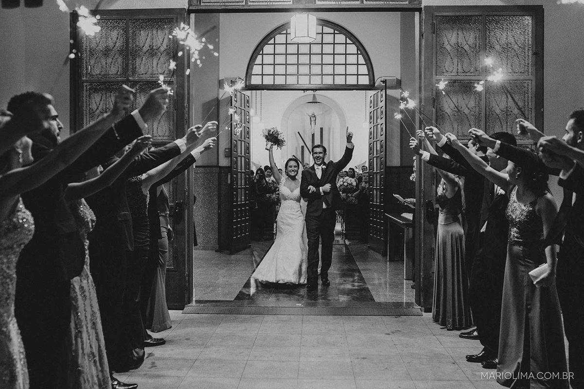 Padrinhos comemorando a saída dos noivos na Paróquia Nossa Senhora de Fatima na Vila Leopoldina