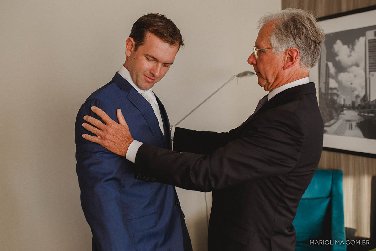 Making of de pai olhando para o noivo que veste terno da Woodlouse