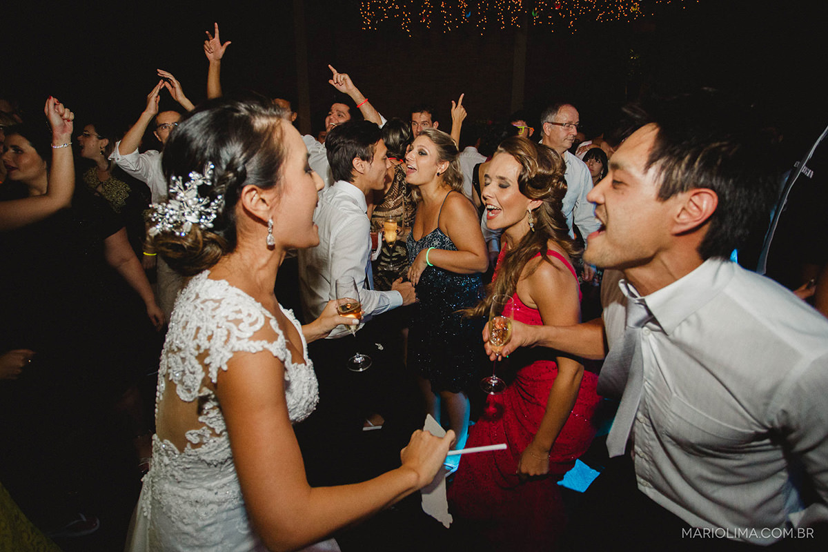 Noivos e convidados cantando e se divertindo em festa de casamento no Espaço Quatrocentos