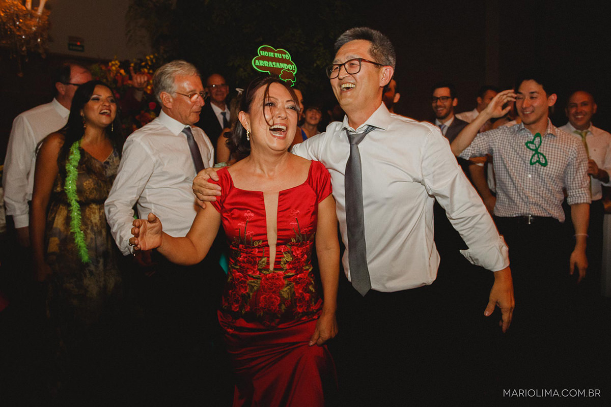Família da noiva dançando em festa de casamento no Espaço Quatrocentos
