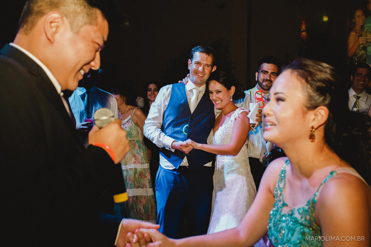 Noivos observando madrinha sendo pedida em casamento em Espaço Quatrocentos