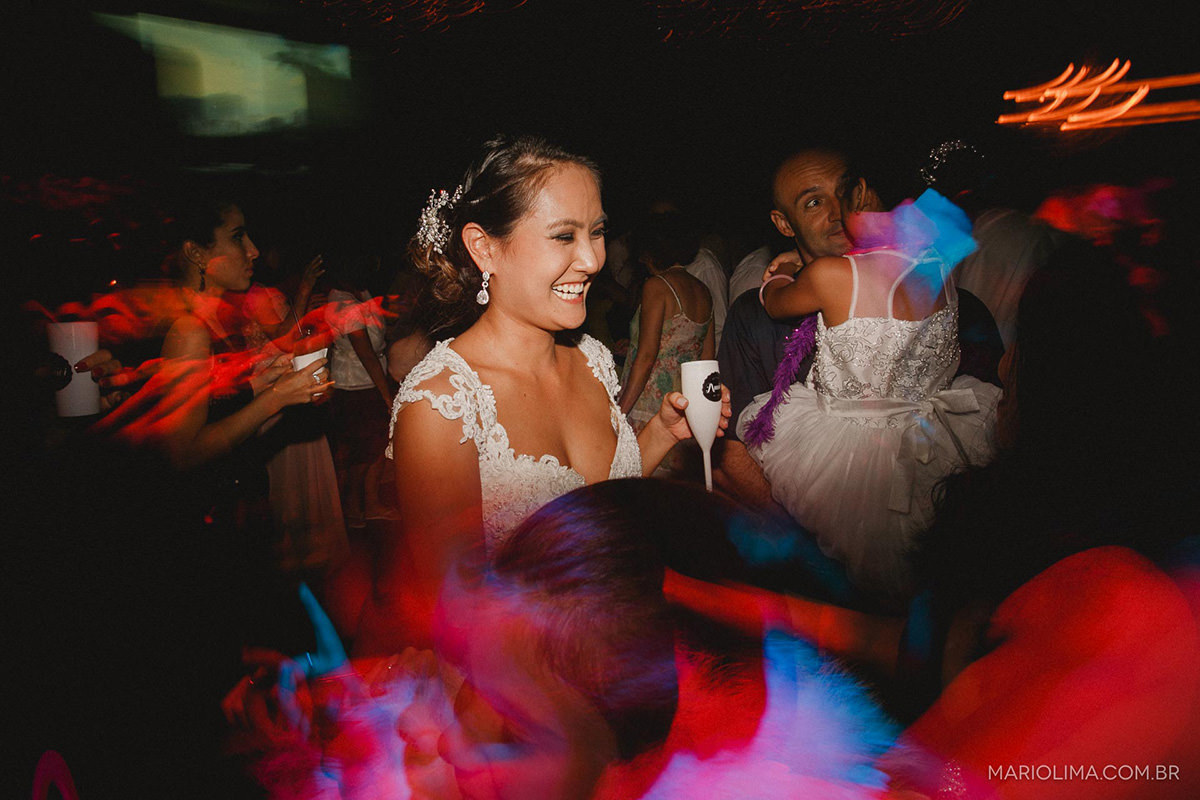 Noiva dançando com convidados em Espaço Quatrocentos