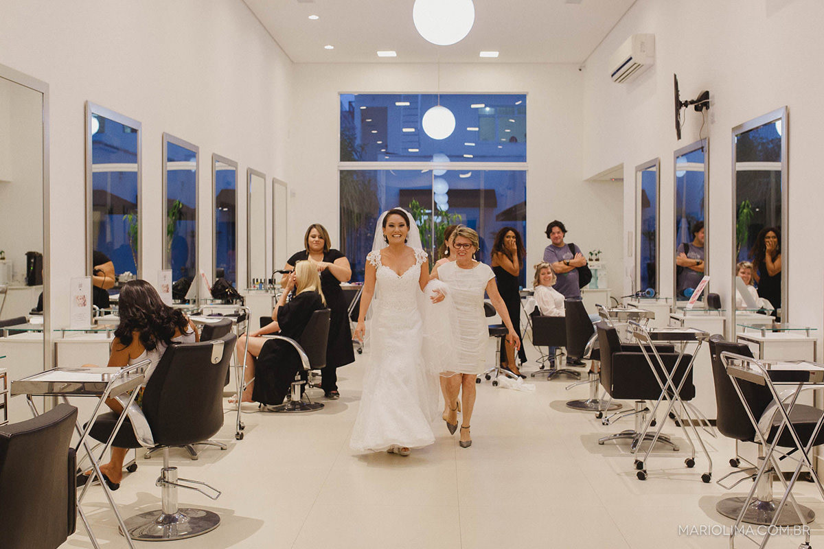 Making of de noiva caminhando no salão com a mãe